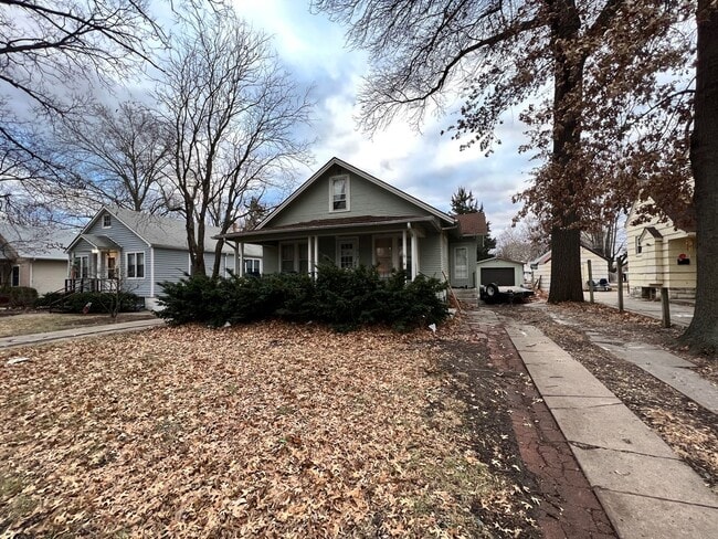 Building Photo - Spacious 2-bedroom, 1 bath with a bonus room! Close to KSU Campus!