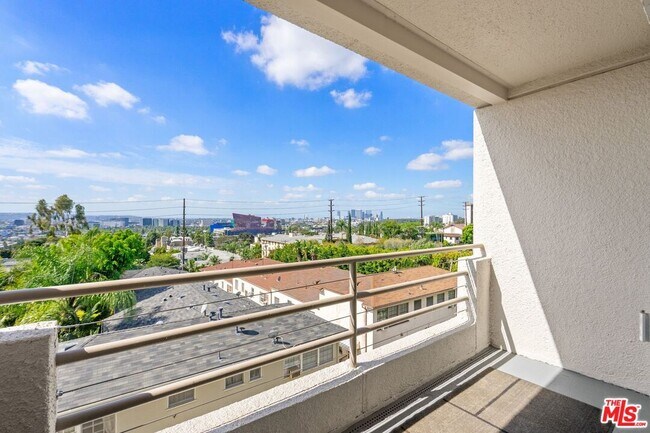 Foto del edificio - 1131 Alta Loma Rd