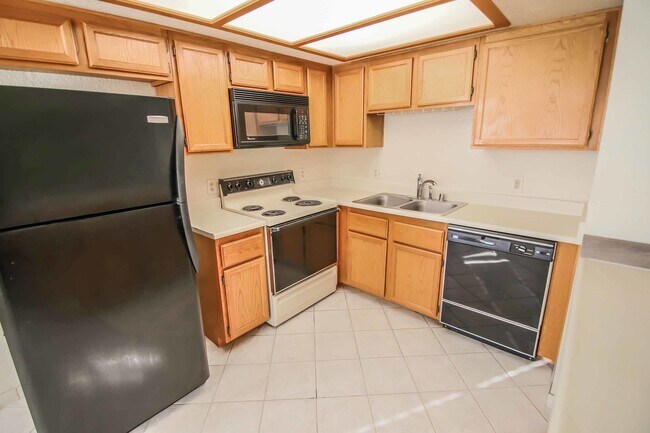 Building Photo - CUTE 2 BEDROOM CONDO !!