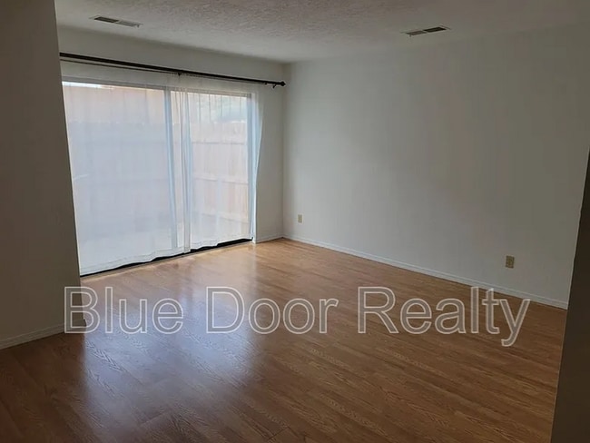 Building Photo - 2900 Vista Del Rey NE
