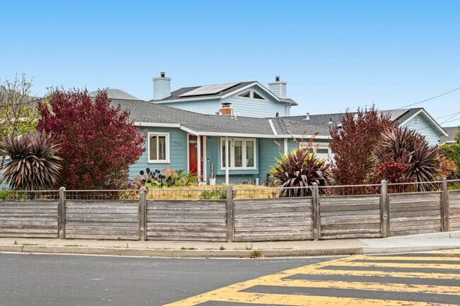 Building Photo - 796 Crespi Dr