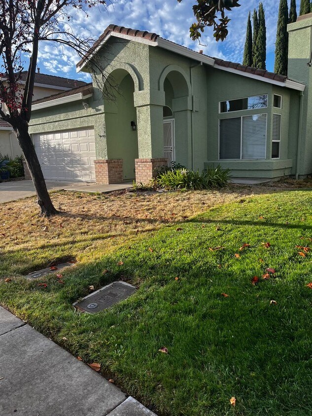 Foto principal - Beautiful 3/2 Elk Grove Home