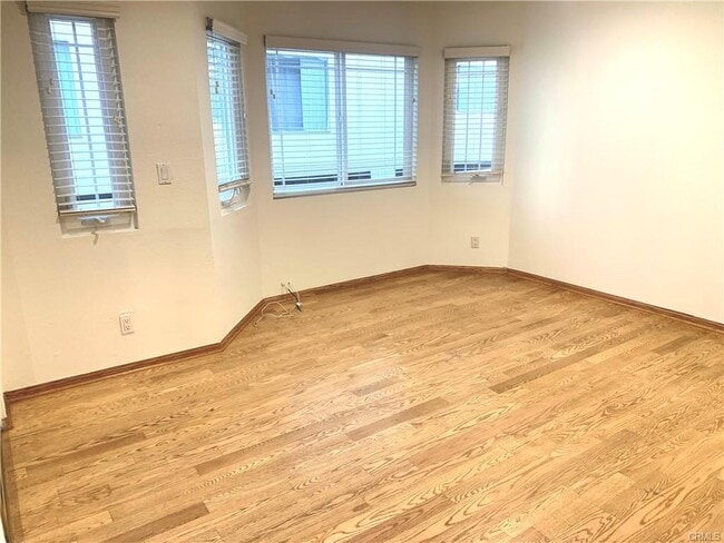 Building Photo - 425 S Catalina Ave