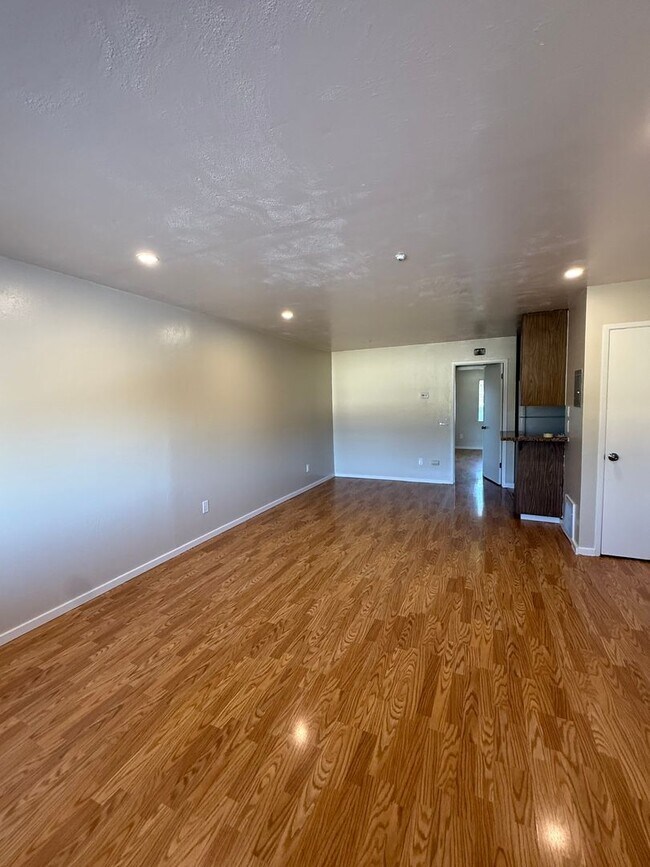 Building Photo - Remodeled 1 bedroom/ 1 Bathroom 2nd Story Condo Available for Rent in Santa Rosa!