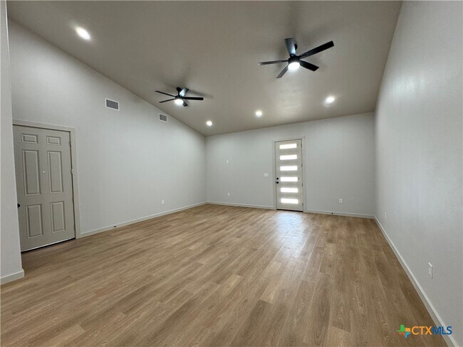 Foto del edificio - 318 Warehouse Rd