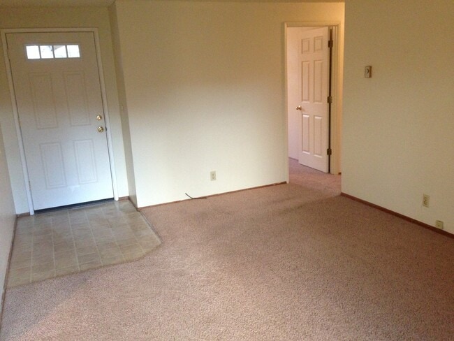 Building Photo - 3 bedroom home with large bonus room and f...