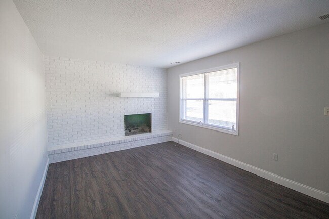 Building Photo - 4600 W Millbrook Dr