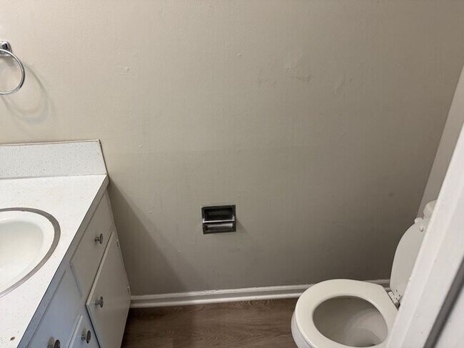 Foto del edificio - Brick Townhouse near downtown Concord!