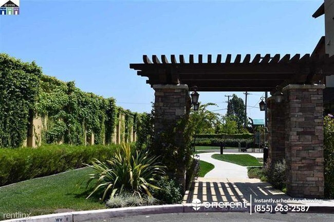 Building Photo - 3 br, 2.5 bath Townhome - 25437 Huntwood Ave