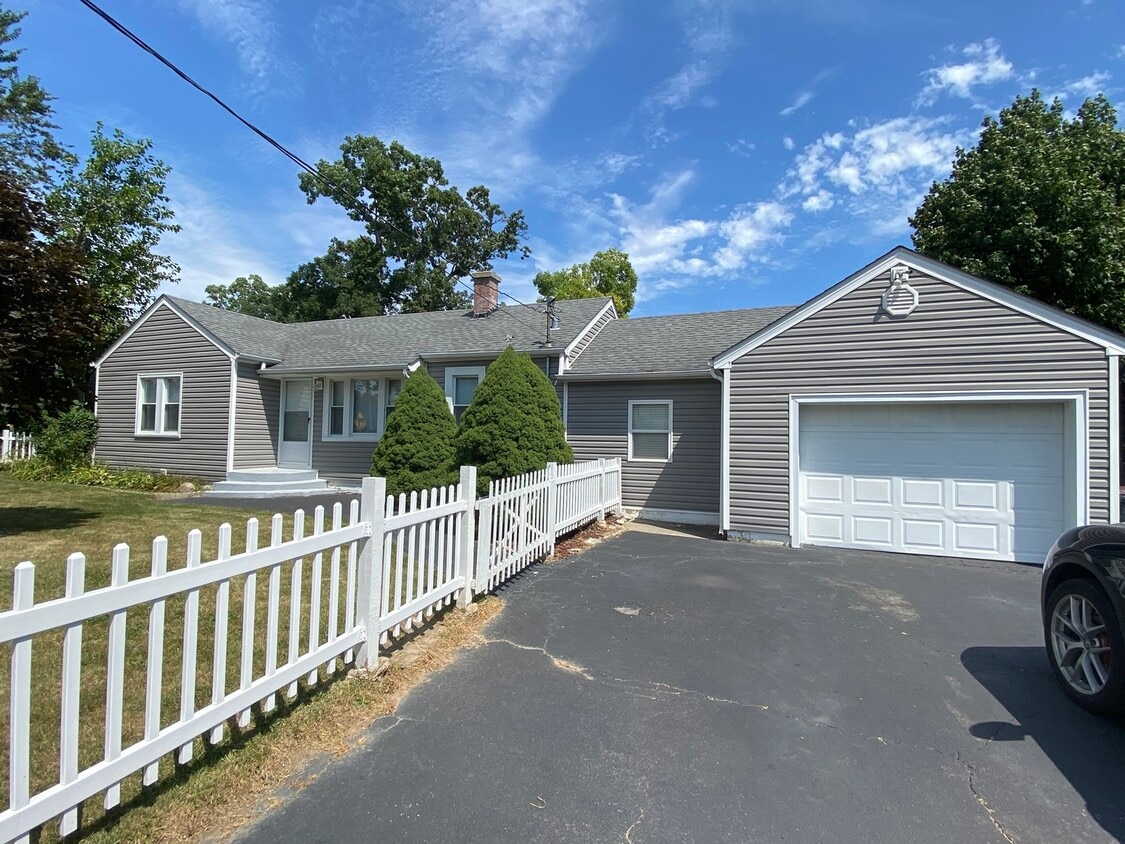 33125 N Ridge Rd, Grayslake, IL 60030 House Rental in Grayslake, IL