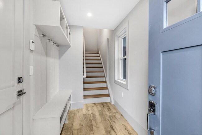 Building Photo - 892 Oldfield Road