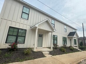 Building Photo - 2035 Rosewood Dr