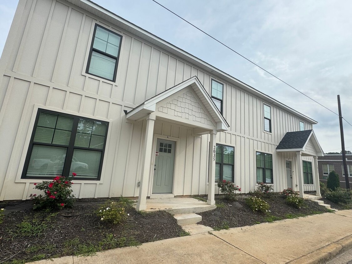 Primary Photo - Modern Townhome in Rosewood – Walk to USC,...