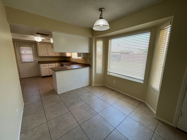 Building Photo - South Tempe Townhome - Private Backyard an...