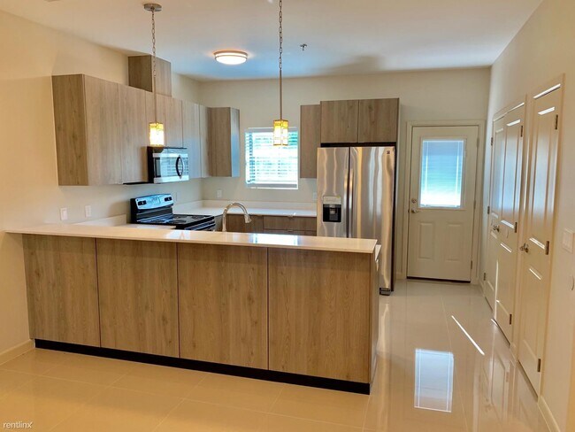 Foto del edificio - 3 br, 2.5 bath Townhome - 508 Newport Ave ...