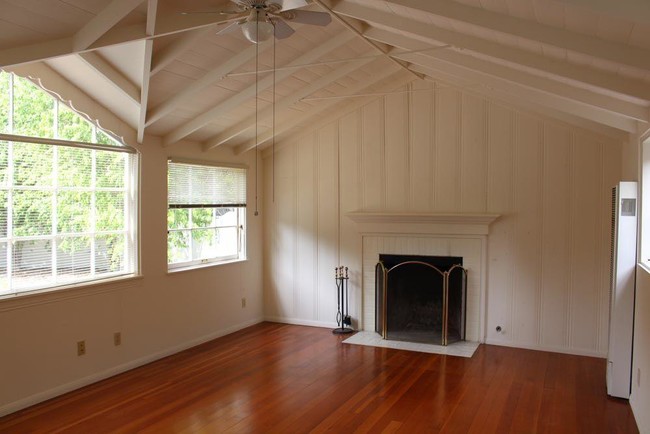Building Photo - 233 Hot Springs Rd