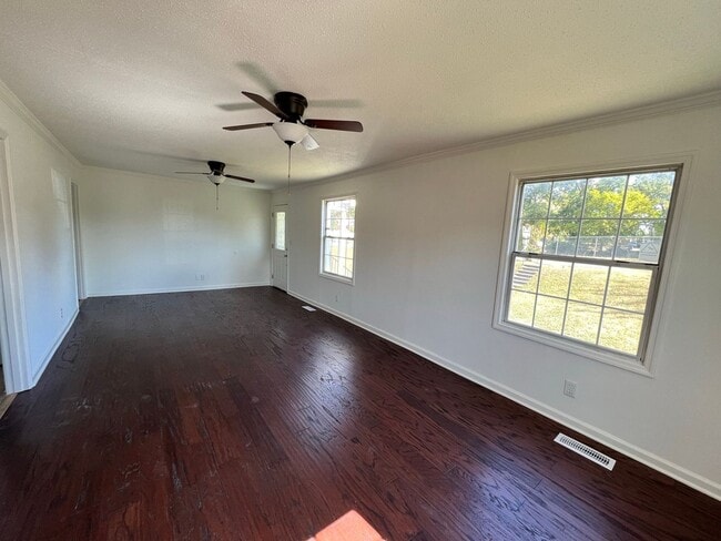 Building Photo - Newly renovated 2 bedroom 1 bathroom