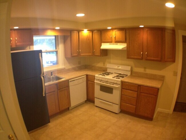 Foto del edificio - Perfect For Student Housing- 4 Bedroom Hou...
