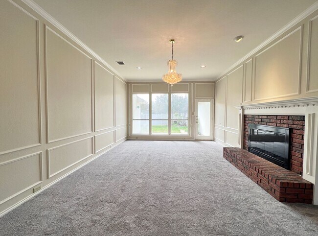 Building Photo - Light And Bright 3/2.5/2 in Carrollton For...