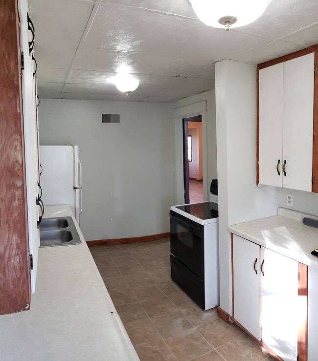 Building Photo - 3 bedroom 1 bath house