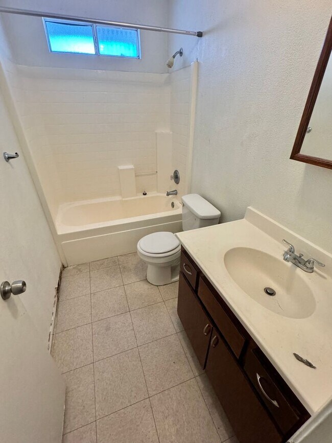 Foto del edificio - Cozy Apartment in Wasco Awaits Your Arrival!
