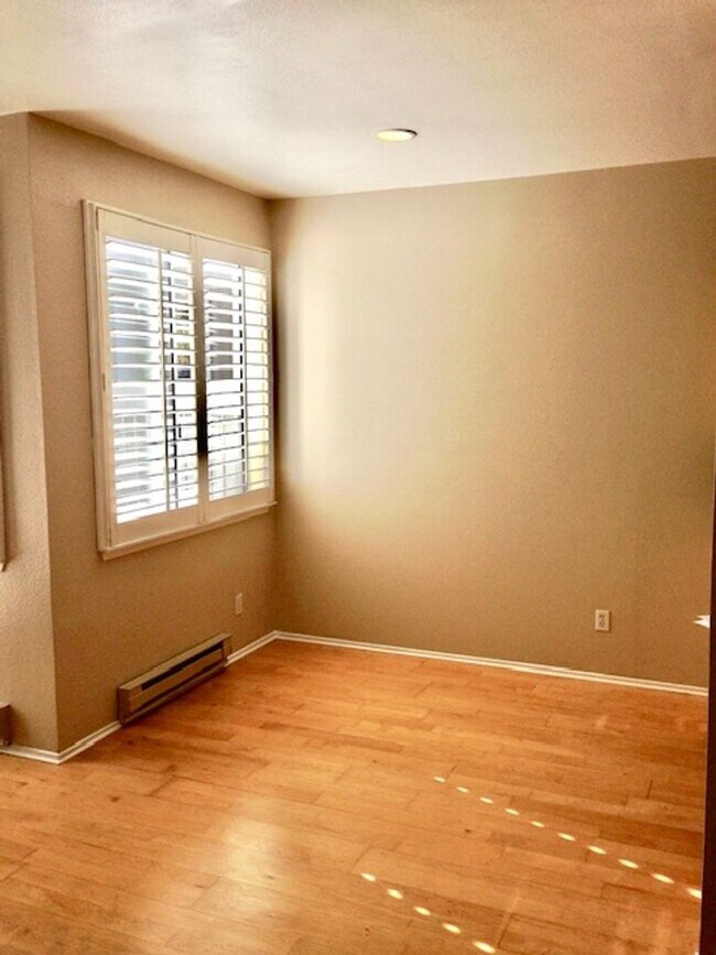 Foto del edificio - Great 1 bed, 1 bath Condo in Richmond's Ma...