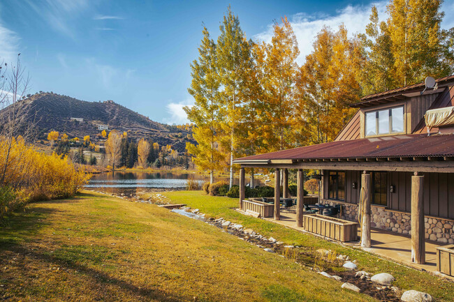 Foto del edificio - 1900-1902 Snowmass Creek Rd