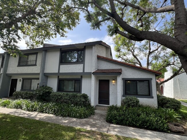 Fantastic 3 Bed 1.5 Bath End Unit Townhome in Orange! - Fantastic 3 Bed 1.5 Bath End Unit Townhome in Orange!