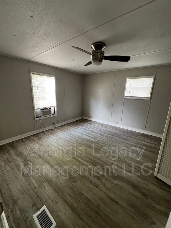 Building Photo - 581 Ila Rd