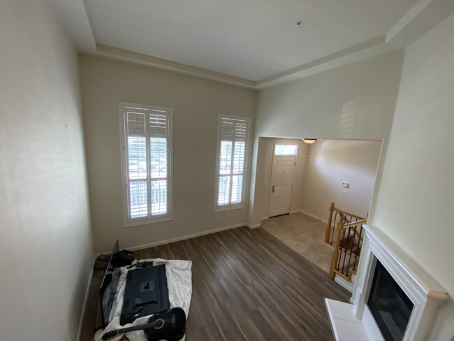 Living room with volted ceiling - 3765 Finnian Way