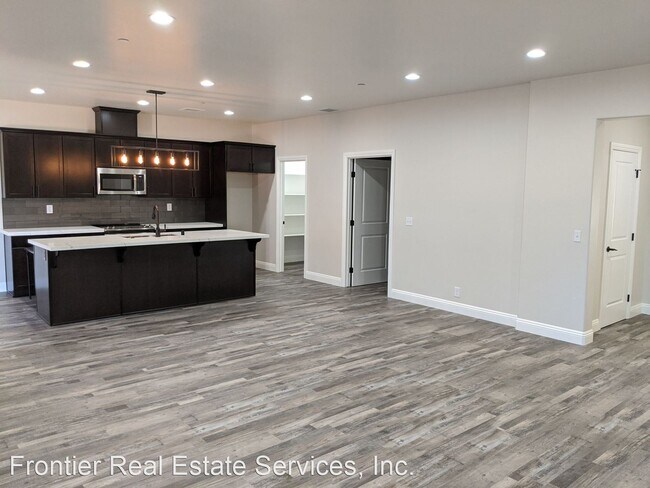 Building Photo - 4 br, 2 bath House - 1025 Ocean Ave