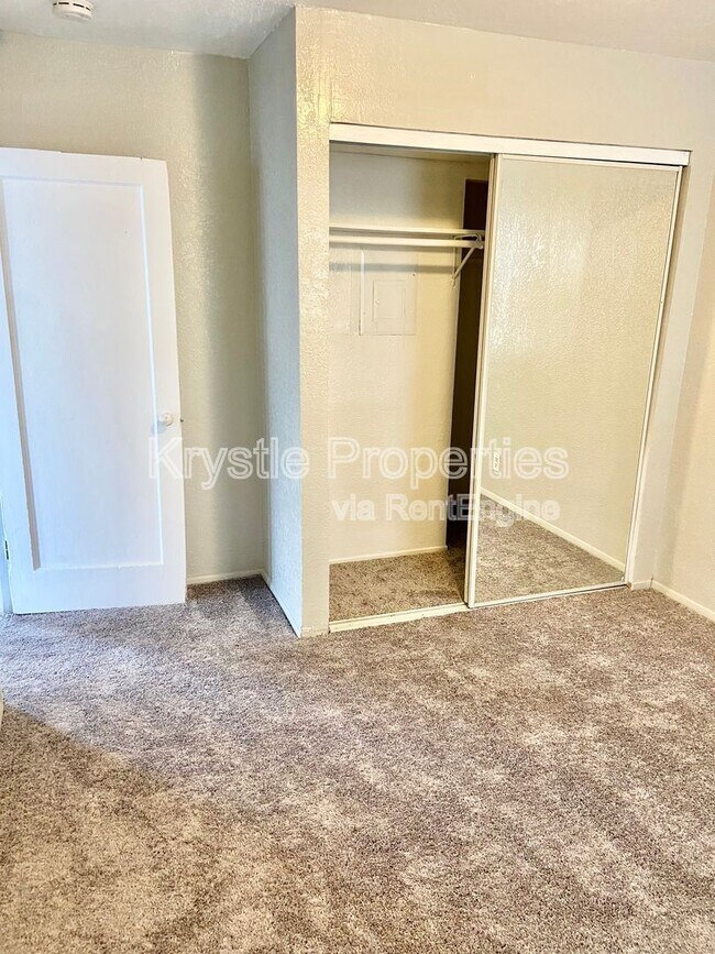 Foto del edificio - 1056 Taylor Ave