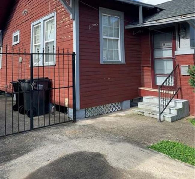 Building Photo - 2744 Dreux Ave