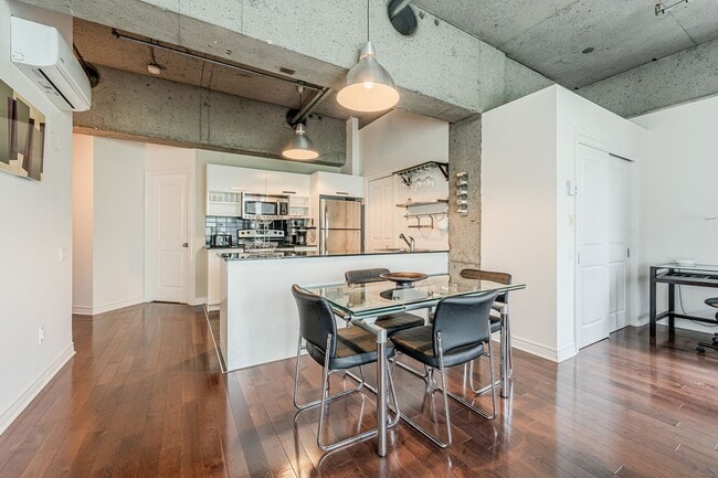 Building Photo - 1200 Rue St-Alexandre
