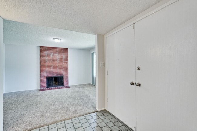 Building Photo - Spacious 3 Bedroom 2 Bath Home with 2 Car Garage and Central Air Conditioning