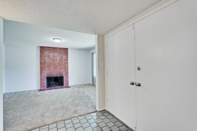 Foto del edificio - Spacious 3 Bedroom 2 Bath Home with 2 Car Garage and Central Air Conditioning