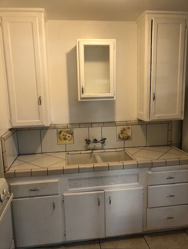 Building Photo - 875 N Hoover St