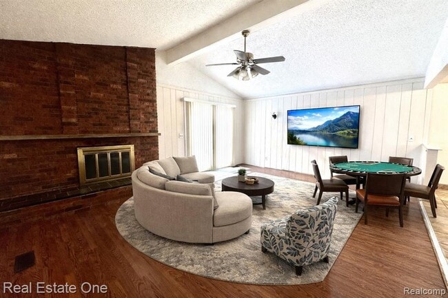 Building Photo - 37683 Adrian Dr