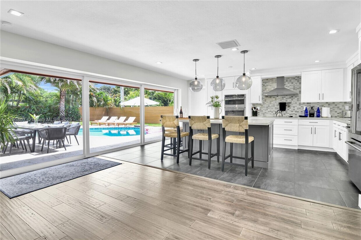 Foto principal - 2197 NE 61st Ct