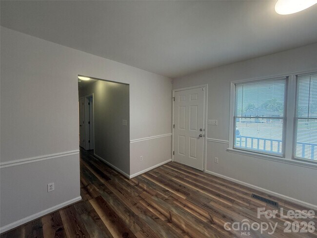 Foto del edificio - 336 Valley Glen Ct NW