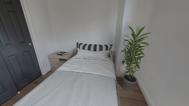 Foto del edificio - ROOM ONLY in 5-bed/3.5-bath Home