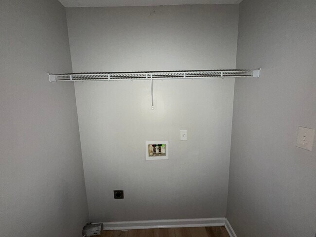 Foto del edificio - 270 Village Dr