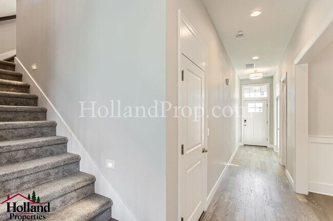 Foto del edificio - Spacious 4-Bed, 3-Bath Home with Solar Power, EV-Ready Garage & Outdoor Living Space