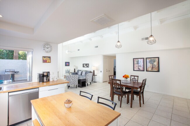 Building Photo - 2350 E Miramonte Cir
