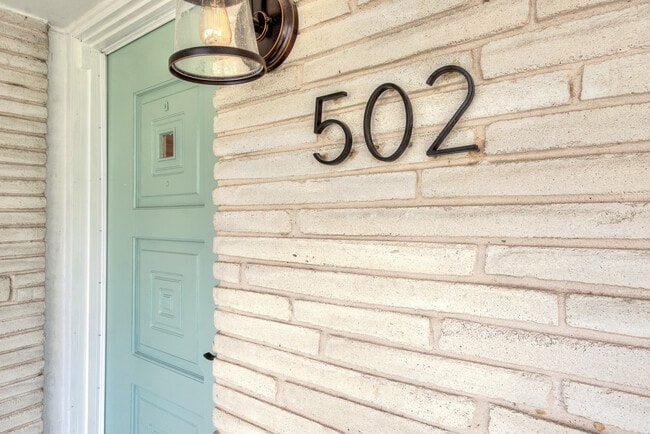 Foto del edificio - 502 Downshire Dr