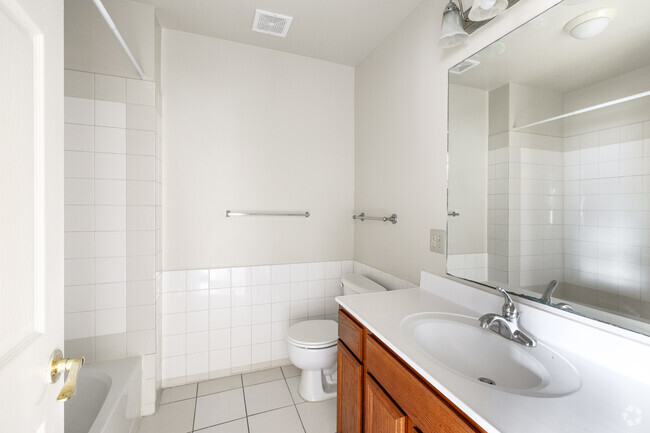 Unidad 1 - Estudio - 725 pies cuadrados - Baño - Dundalk Village