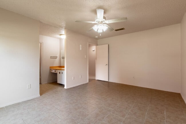 Building Photo - 1112 Autumn Oak Dr