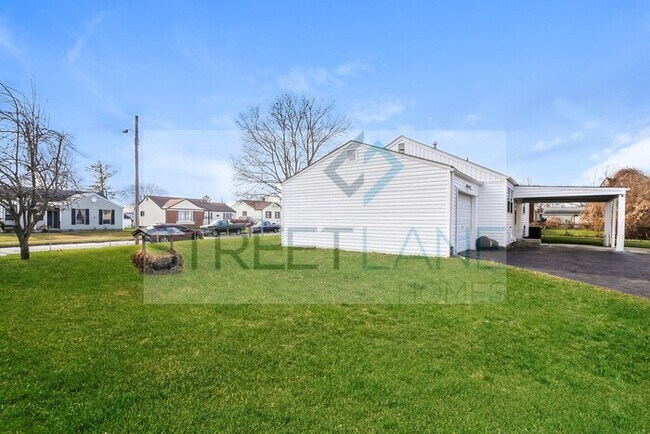 Building Photo - REDUCED!