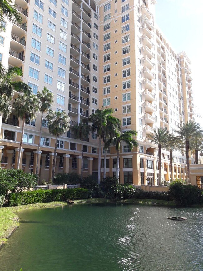 Foto del edificio - Seasonal or Annual  Beautifully remodeled 2/2 condo at The Renassance downtown Sarasota