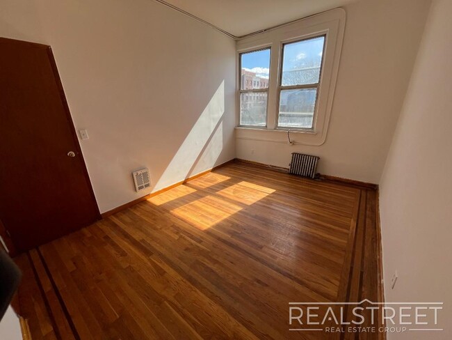 Foto del edificio - Lovely 2 BED in Sunset Park